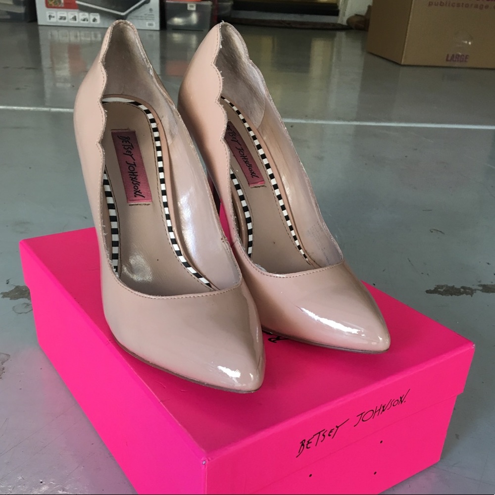 Betsey Johnson Scalloped Nude Pumps